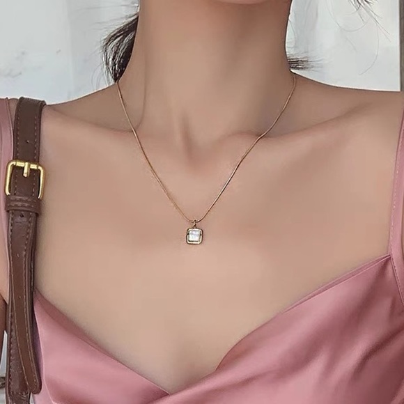 💎 BOGO‼️ Rectangle Pearl Gold Necklace - Picture 6 of 7